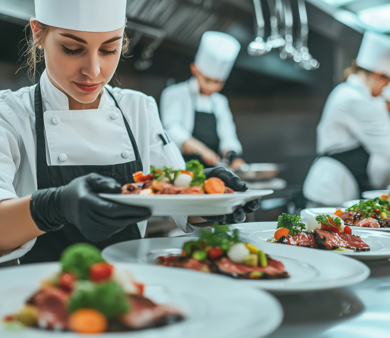 Chefs en cuisine préparant les plats